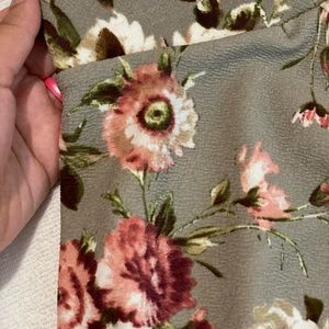 Cute floral short skirt!